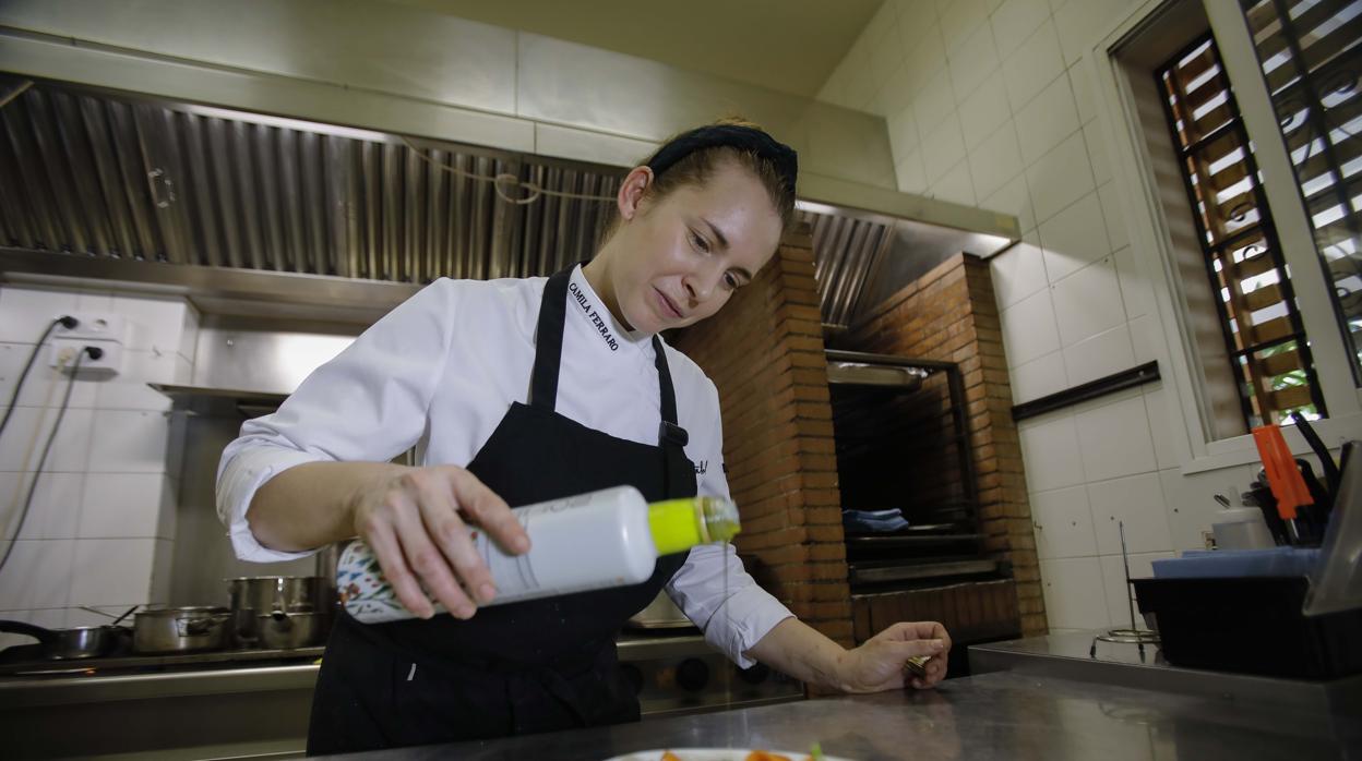 Camila Ferraro en la cocina de Sobretablas, restaurante ubicado en El Porvenir