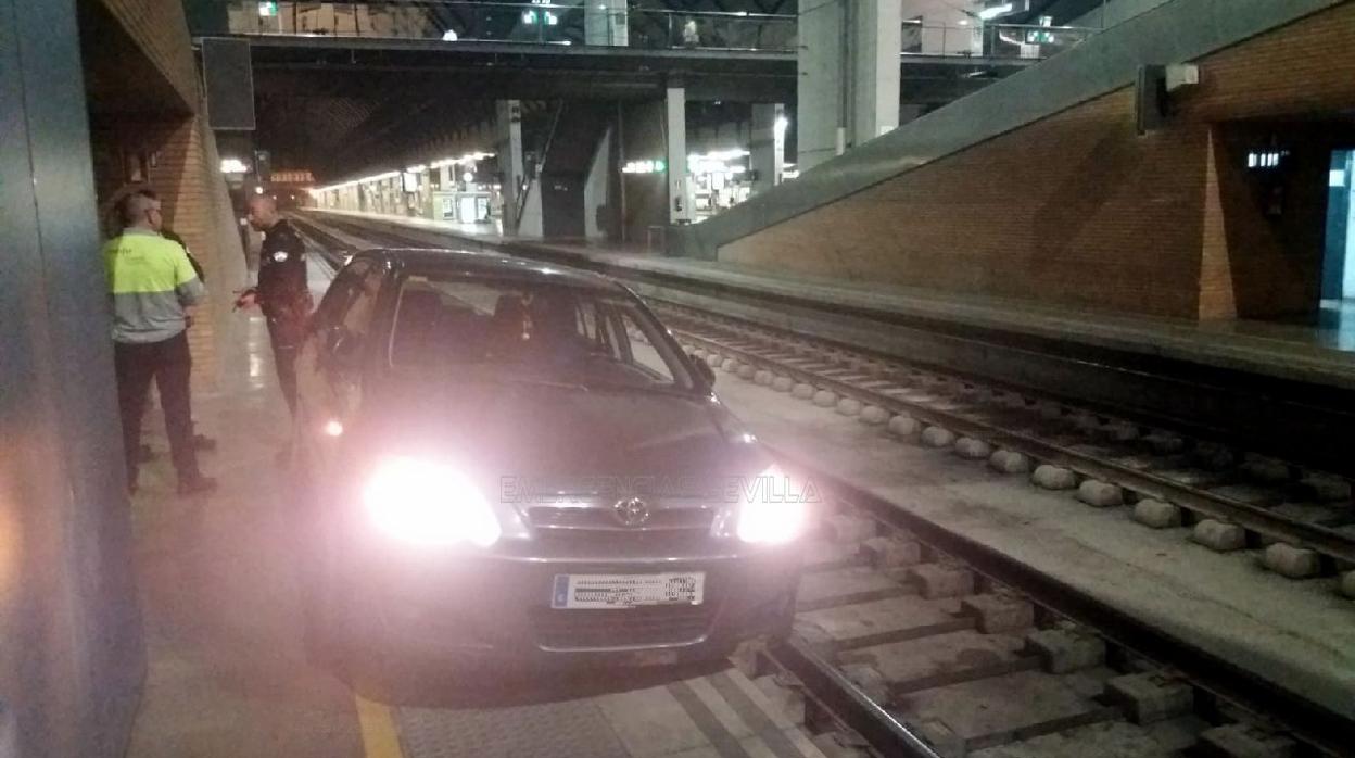 Imagen del vehículo que ha accedido a uno de los andenes de la estación de Santa Justa