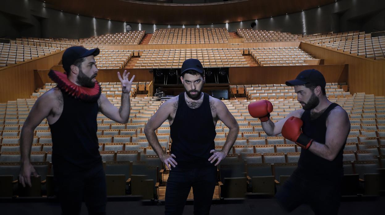Rafael R. Villalobos con vestuario de uno de sus montajes en el Maestranza