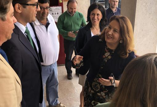 Carmen Crespo saludando a los representantes de varias cooperativas de la comarca