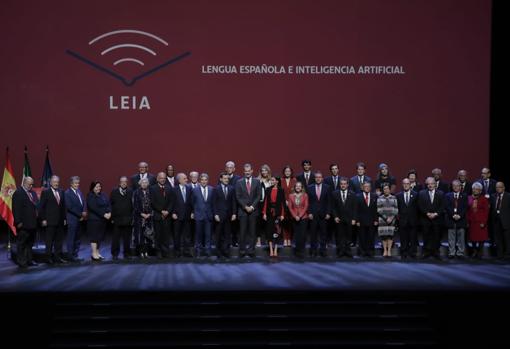 Foto de familia de los Reyes con los académicos