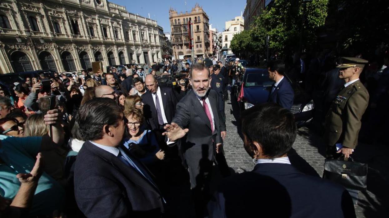 Felipe VI se acerca al público que esperaba estrecharle la mano