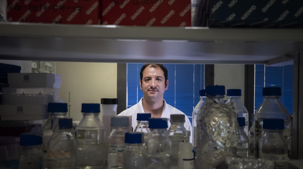 Alejandro Martín-Montalvo en uno de los laboratorios de Cabimer