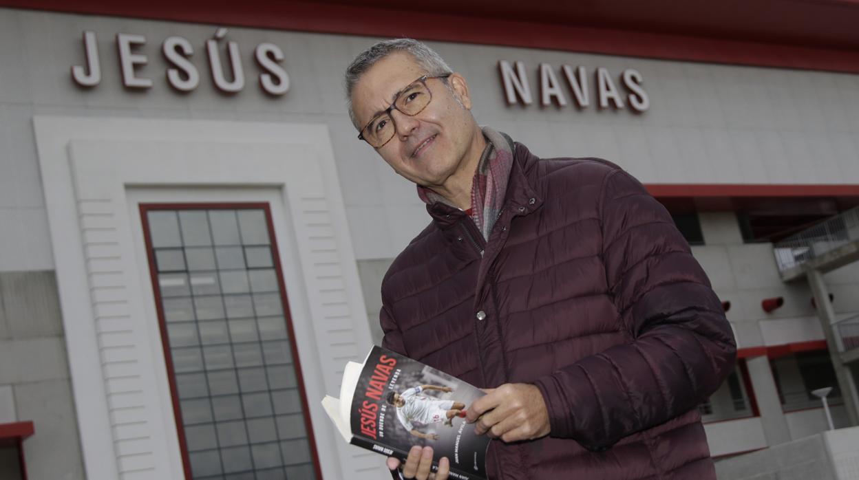 Juan Manuel Ávila con su nuevo libro