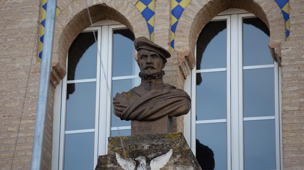 Busto del conquistador de Nueva España en la fachada del colegio de las Irlandesas en Castilleja de la Cuesta