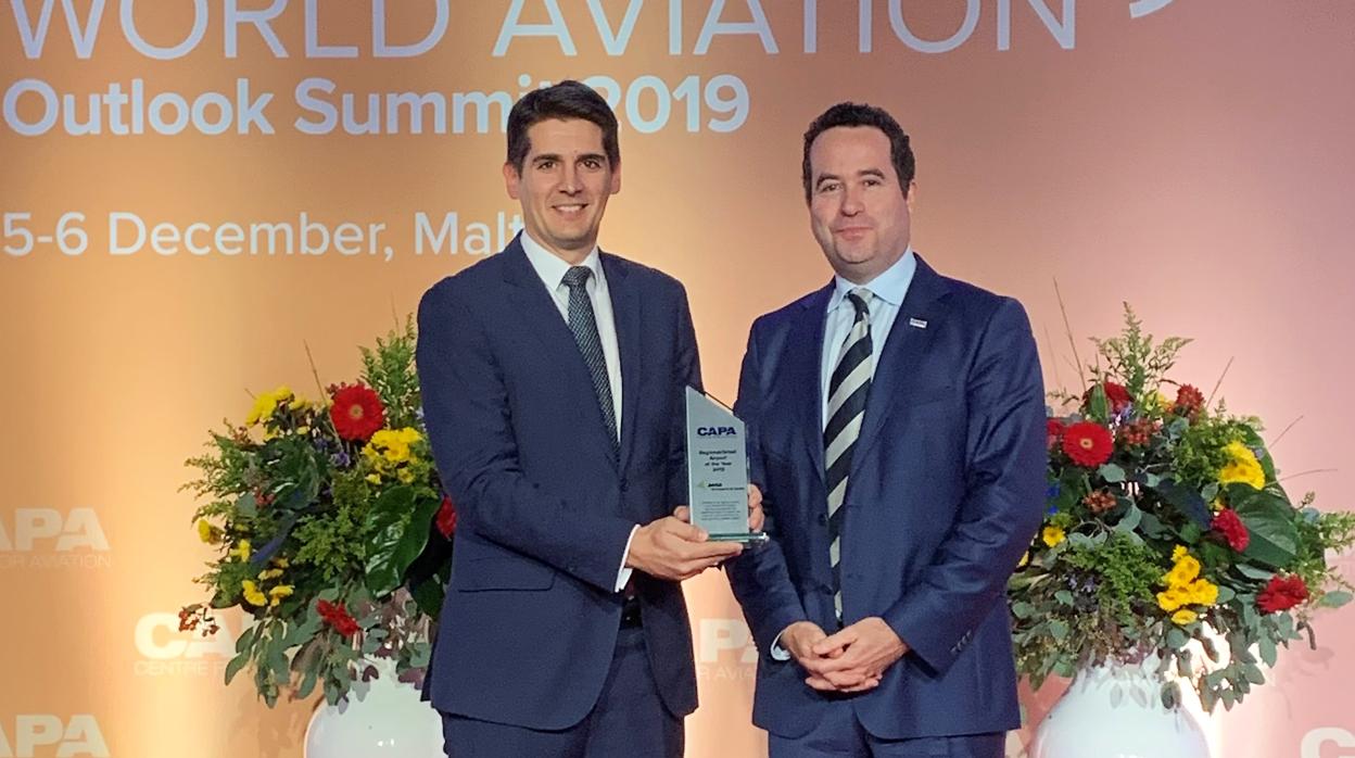 El director del aeropuerto recogiendo el premio de manos de un representante de CAPA en Malta