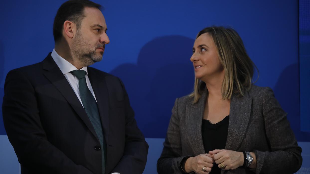 El ministro de Fomento, José Luis Ábalos, y la consejera del ramo andaluza, Marifrán Carazo, este jueves