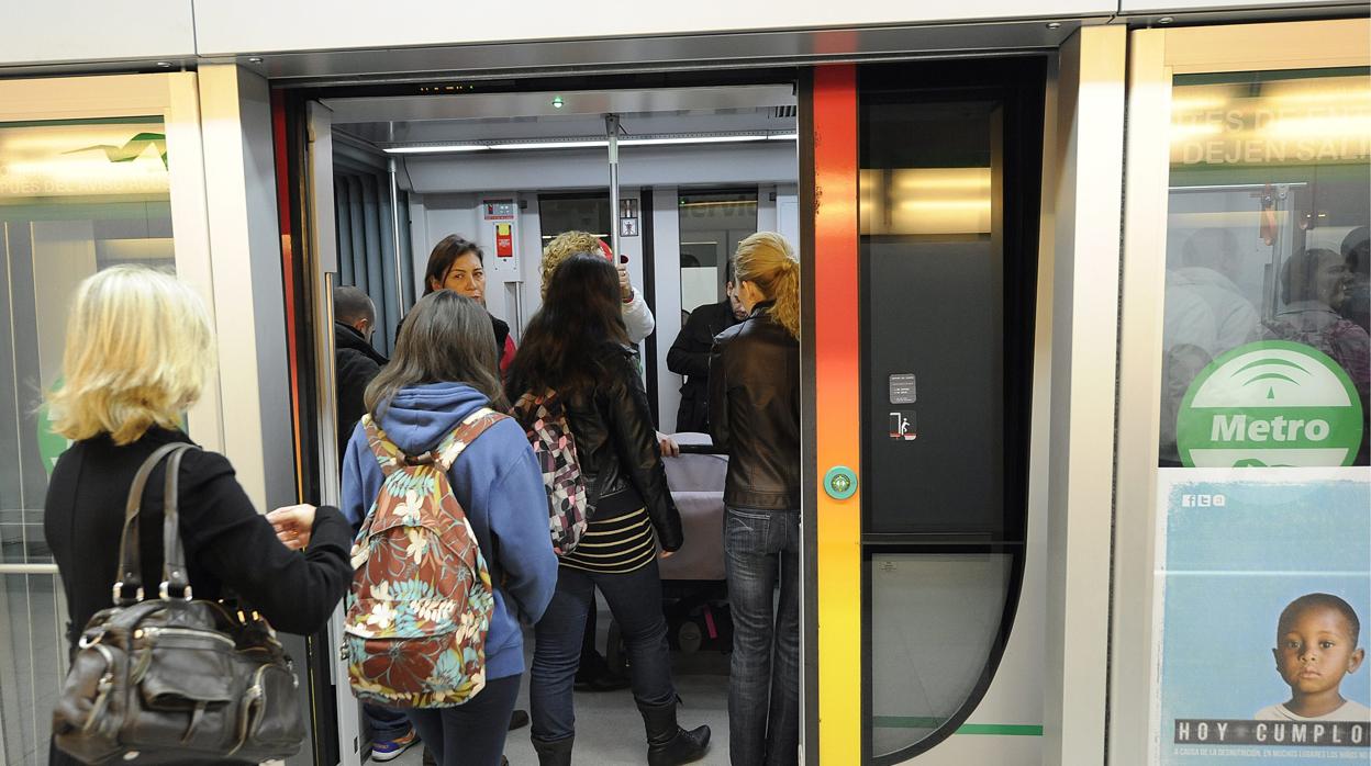 Usuarios acceden a uno de los trenes del metro de Sevilla