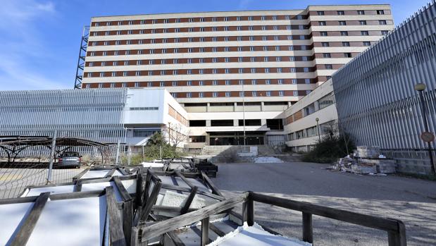 Expolio del Hospital Militar de Sevilla: roban los cables eléctricos y dejan sin luz el centro de salud