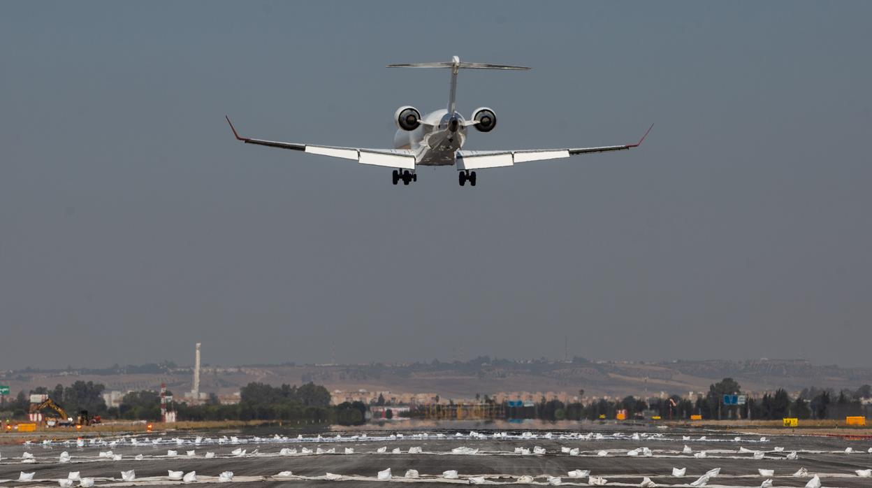 Un avión despega durante la obra de la pista de San Pablo