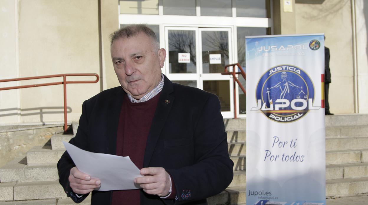 Antonio Gutiérrez ante la comisaría de Blas Infante antes de su reincorporación