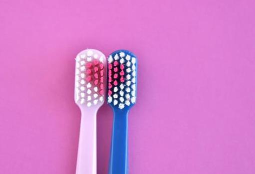 Dos cepillos de dientes y un corazón como símbolo de una pareja unida