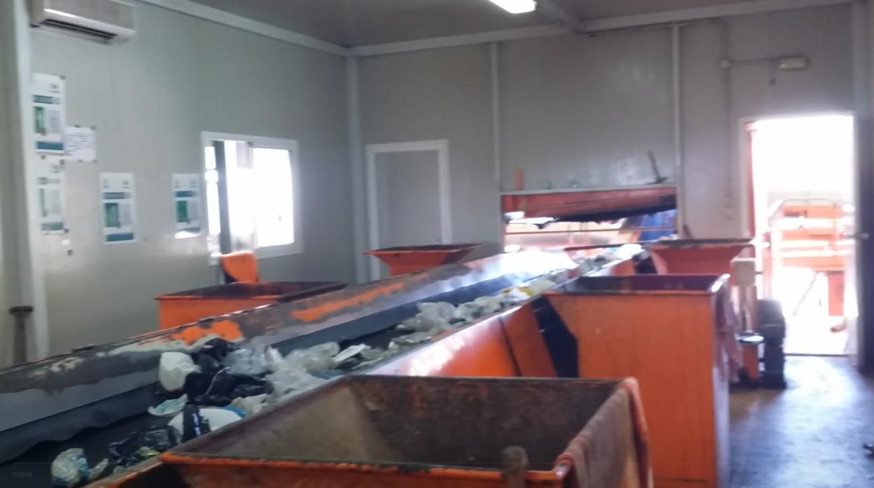 Sin operarios separando los residuos