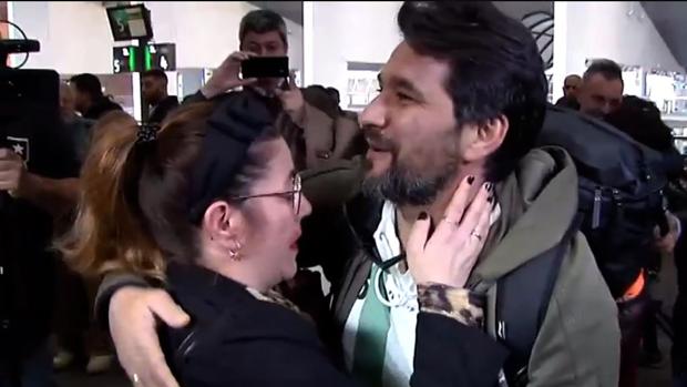 Besos y abrazos de las familias para recibir a los sevillanos expatriados de Wuhan por el coronavirus