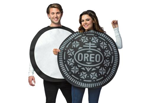 Original disfraz en pareja de galleta Oreo