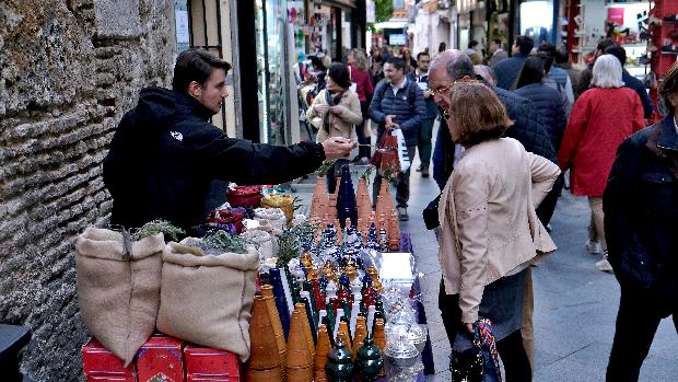 Los dueños del puesto de incienso de la calle Córdoba: «Nos han dicho que lo perdemos para siempre»