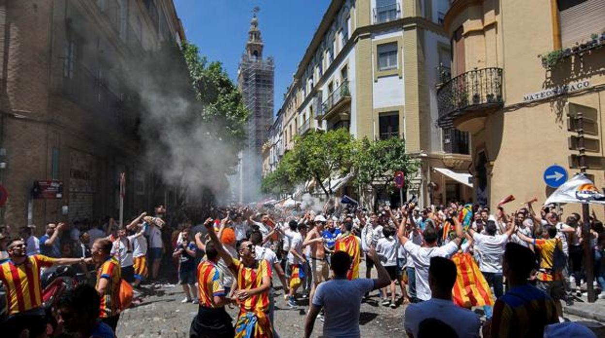 Aficionados del Valencia en la calle Mateos Gago durante la previa de la final del pasado año
