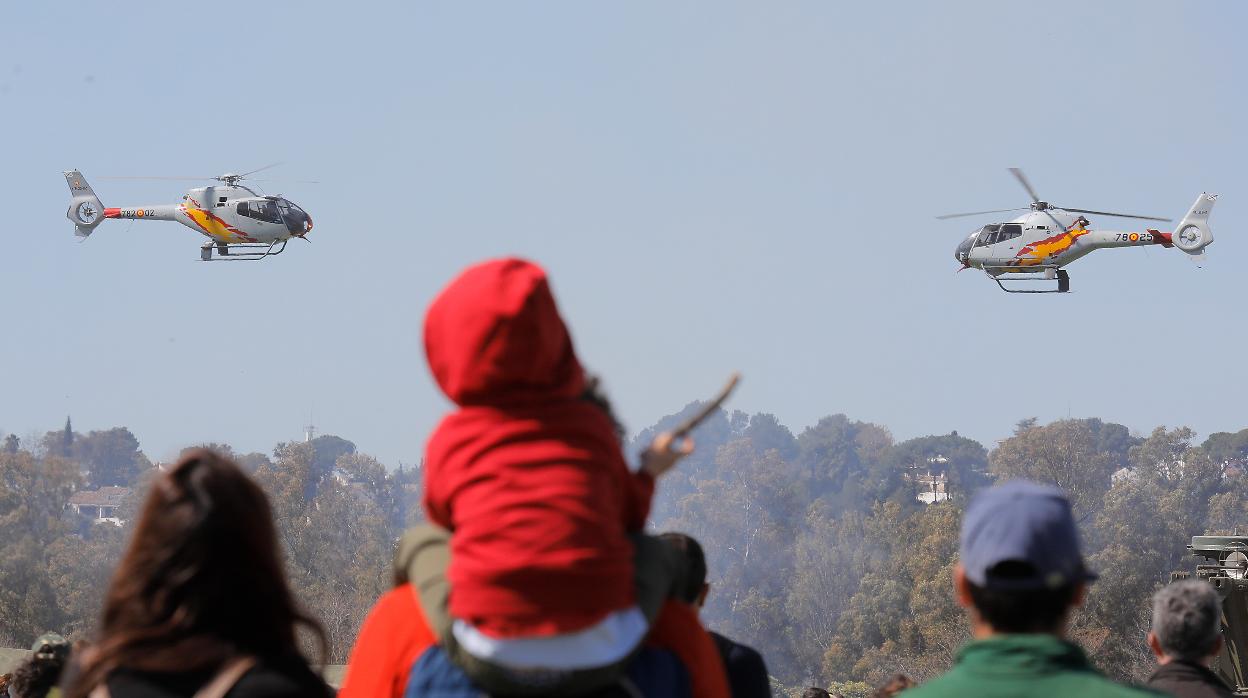 Espectáculo de helicópteros en la Dehesa de Tablada