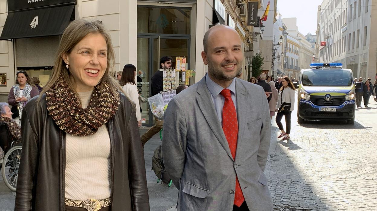 Los concejales de Vox en Sevilla, Cristina Peláez y Gonzalo García de Polavieja
