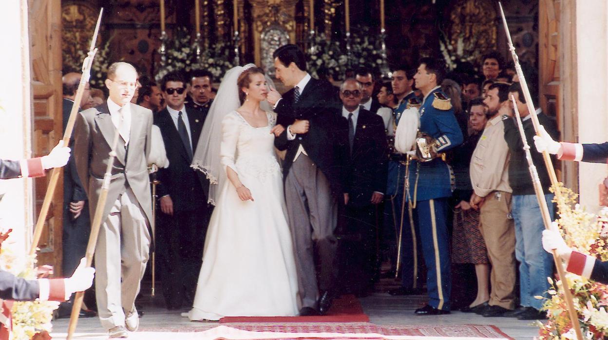 Gesto cariñoso del novio hacia Doña Elena el día de su boda