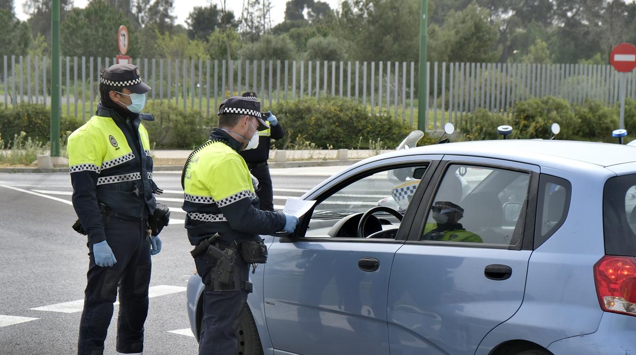 Un control d ela Policía Local de Sevilla durante el confinamiento por el coronavirus