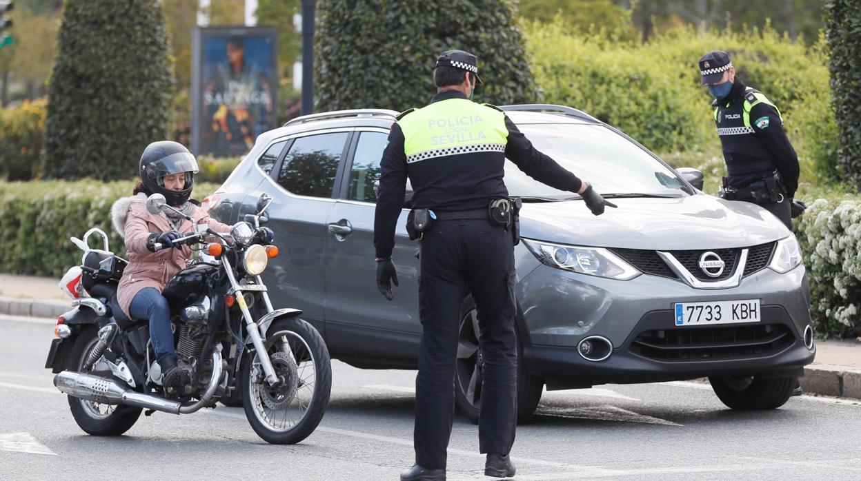 Dosagentes de la Policía Local paran un vehículo en uno de los controles desplegados en la ciudad