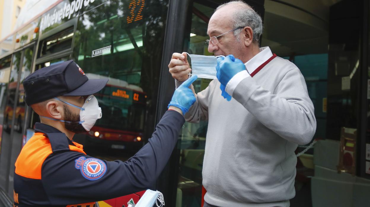 Un agente de Protección Civil explica la manera correcta de colocación de mascarillas