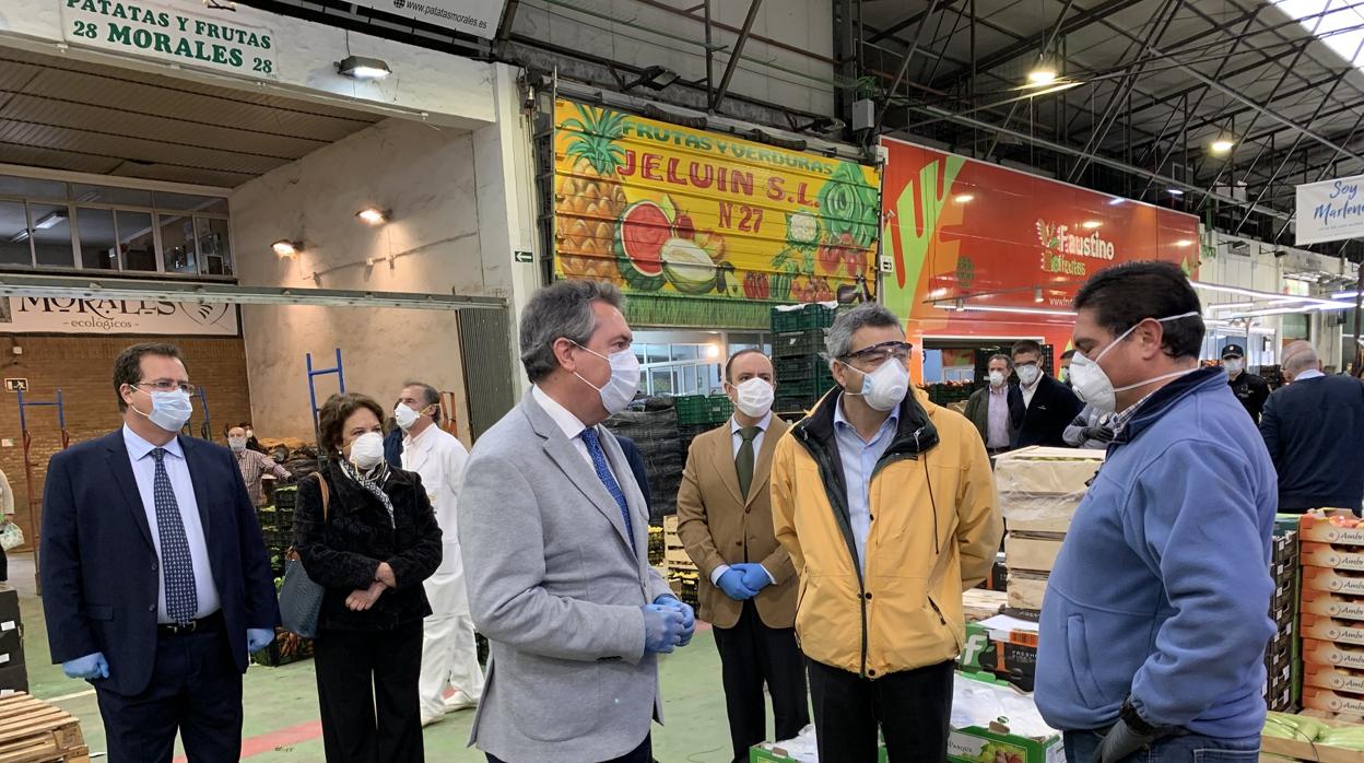 El alcalde Juan Espadas en una reciente visita a Mercasevilla