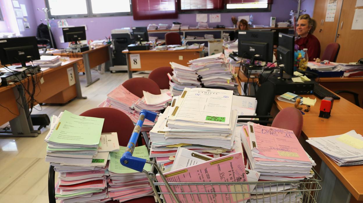 Montañas de causas judiciales en uno de los juzgados de Sevilla