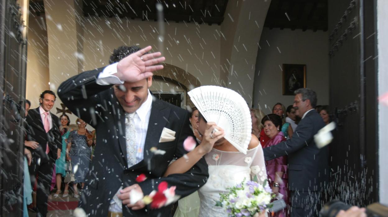 Una parejade novios tras la boda religiosa