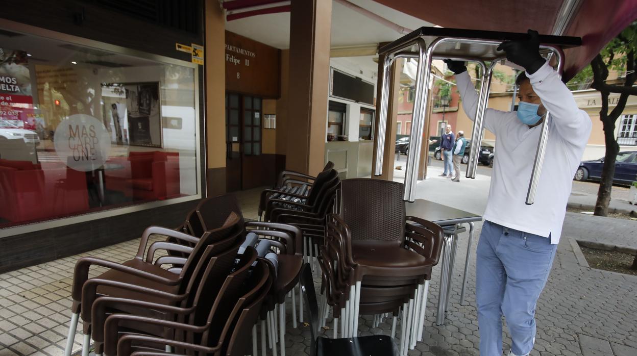 Preparativos en un bar de Felipe II, ayer domingo