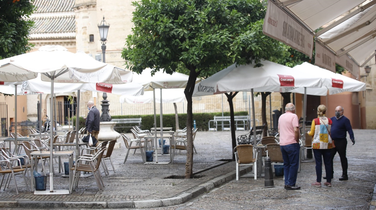 Veladores dispuestos en la plaza de San Andrés de Sevilla