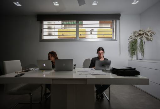 La mayoría de empleados de oficinas de Sevilla no volverá hasta el otoño