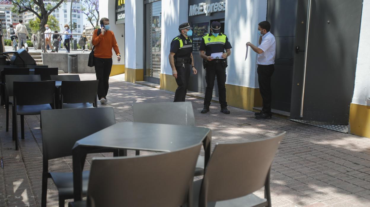 La Policía inspecciona un bar en Sevilla con veladores