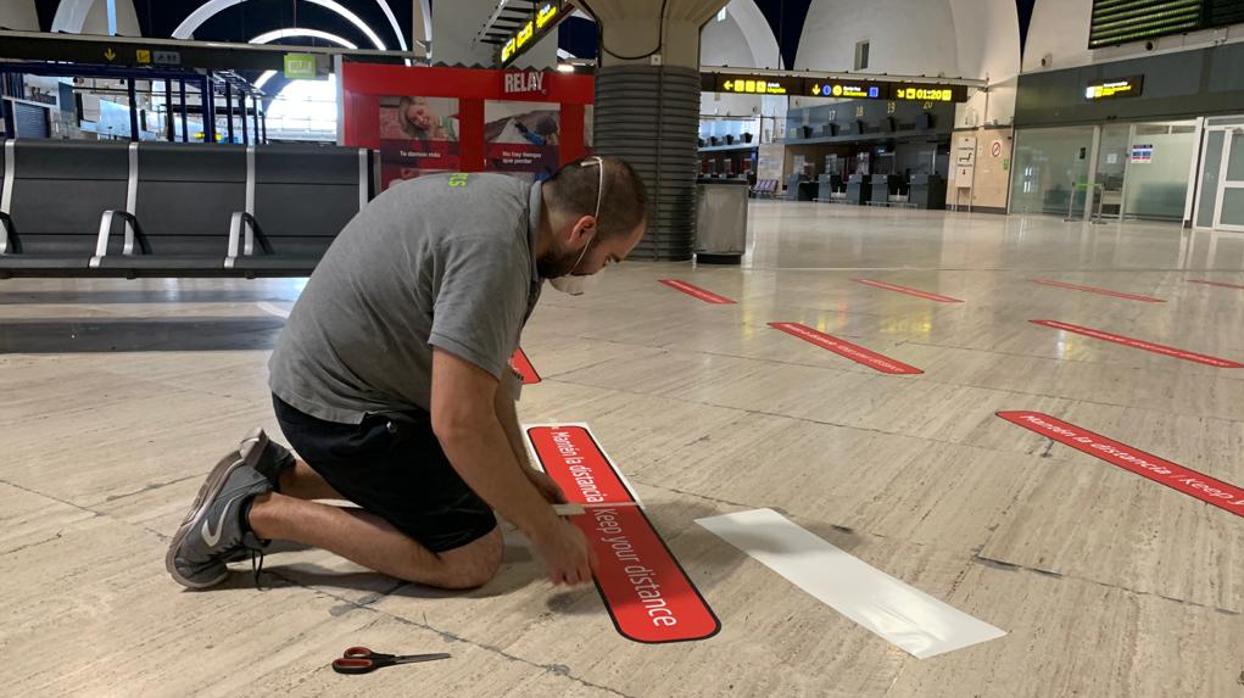 Instalación de vinilos para mantener la distancia