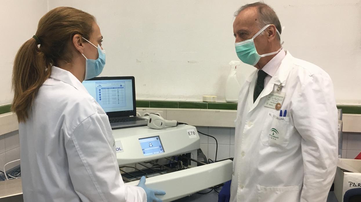 Los investigadores Blanca Arribas Arribas y Juan Manuel Aznar Martin en la Unidad de Producción y Reprogramación Celular de Sevilla.