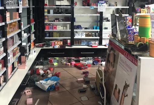 Así ha quedado el interior de la tienda asaltada esta madrugada