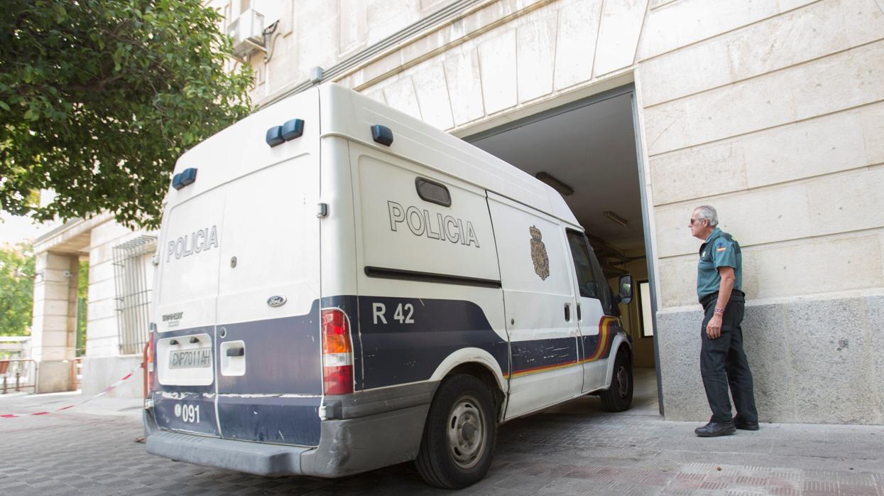 Un furgón policial entra en las sedes judiciales del Prado de San Sebastián