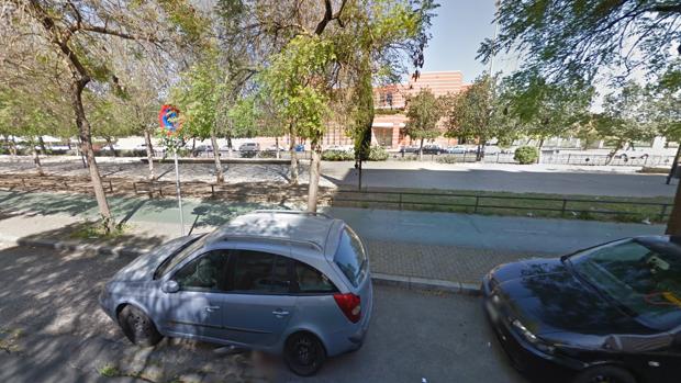 Un hombre arroja a su pareja embarazada desde el interior de un vehículo en Sevilla