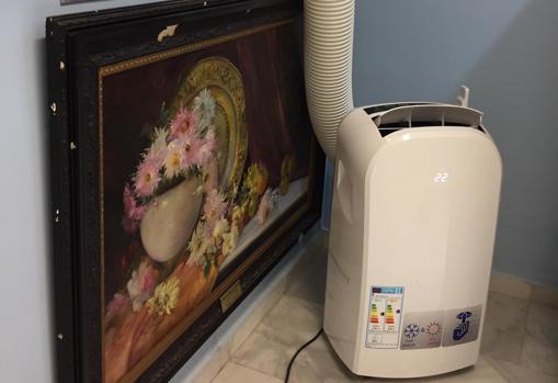 Un aparato de aire acondicionado invadiendo uno de los lienzos del Museo Bellver