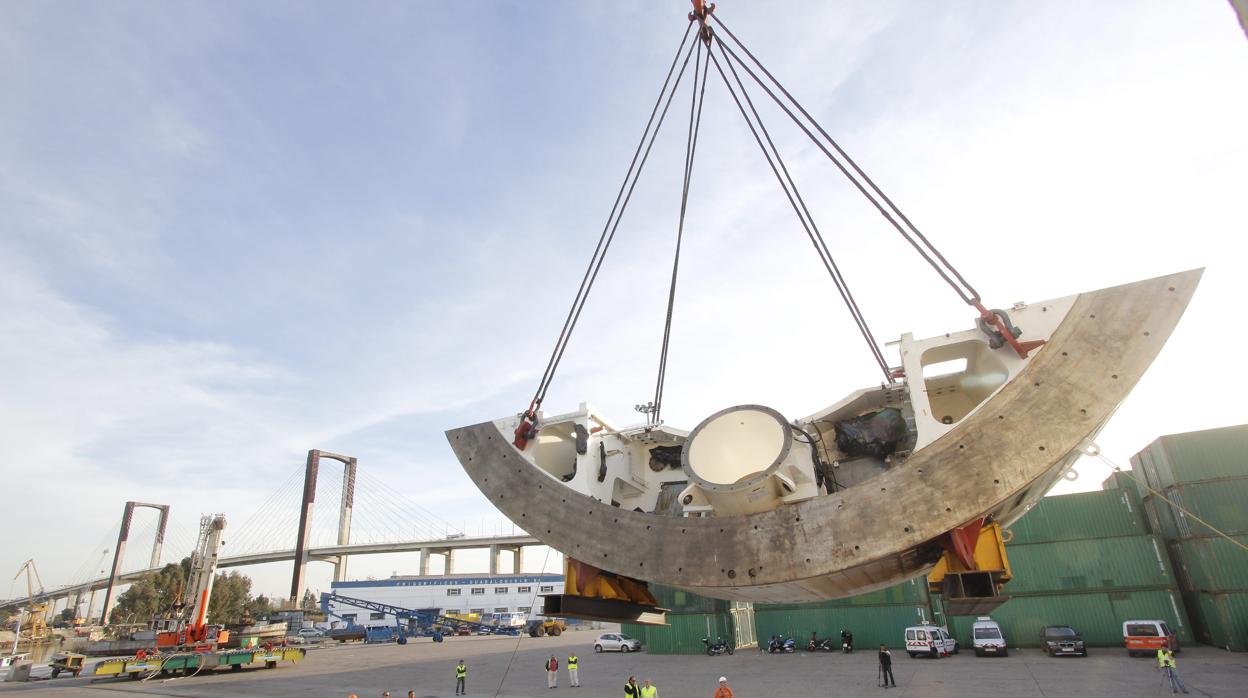 Imagen de la tuneladora en el Puerto de Sevilla en marzo de 2012