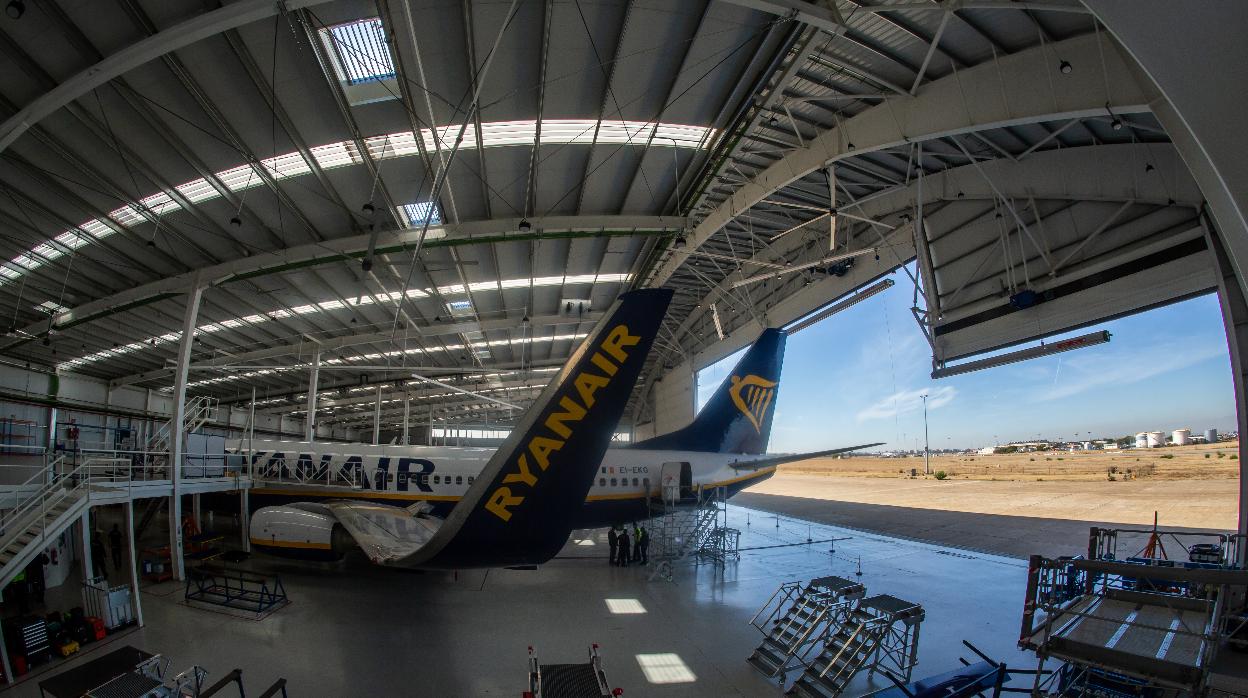 Interior del hangar de reparaciones de Ryanair