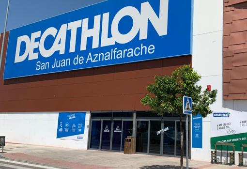 imagen de archivo de el establecimiento de Decathlon en San Juan de Aznalfarache
