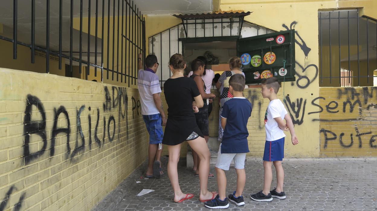 Varios niños en las calles del Polígono Sur