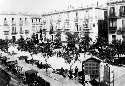 La plaza del Pacífico con los coches de punto aparcados alrededor de la zona central