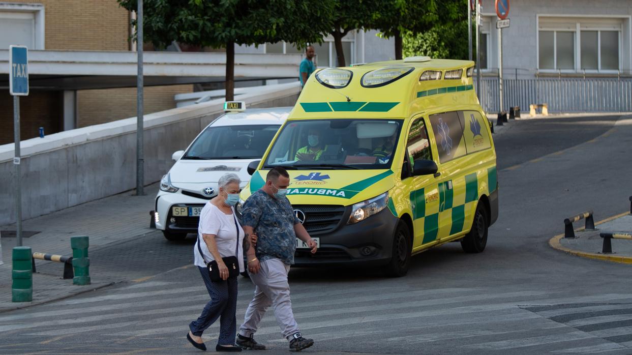Dos personas en las inmediaciones del Hospital Virgen del Rocío de Sevilla