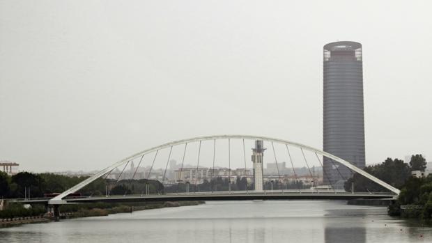 El Ayuntamiento repavimentará el puente de la Barqueta y la Pasarela del Lago
