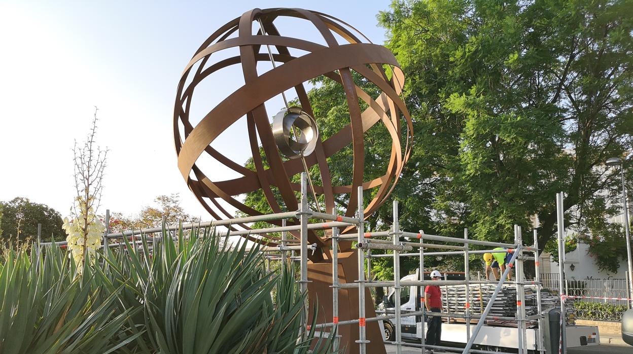 El monumento fue inaugurado el 23 de septiembre de 2010 junto al antiguo muelle de las Mulas