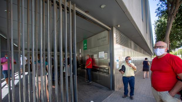 La saturación de los centros de salud de Sevilla provoca demoras de hasta 14 días en una cita