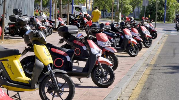 Los ciclomotores eléctricos invaden los aparcamientos reservados a las motos en Sevilla